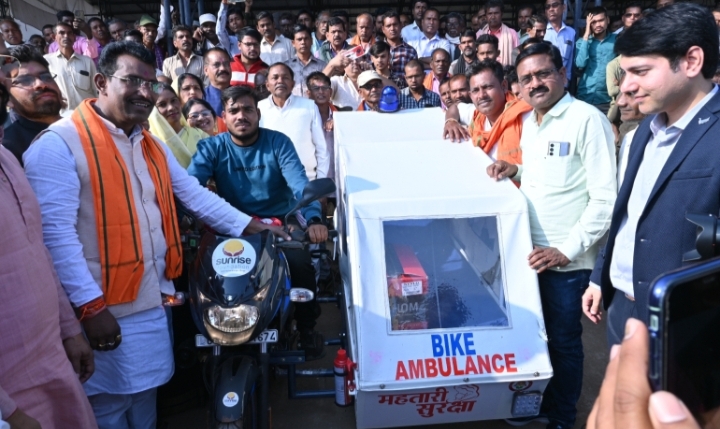 विधायक ने बाइक एम्बुलेंस को झंडी दिखा किया रवाना विधायक ने बाइक एम्बुलेंस को झंडी दिखा किया रवाना
