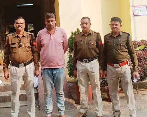 दामाद ने चुराया झुमका व एटीएम कार्ड, गिरफ्तार दामाद ने चुराया झुमका व एटीएम कार्ड, गिरफ्तार