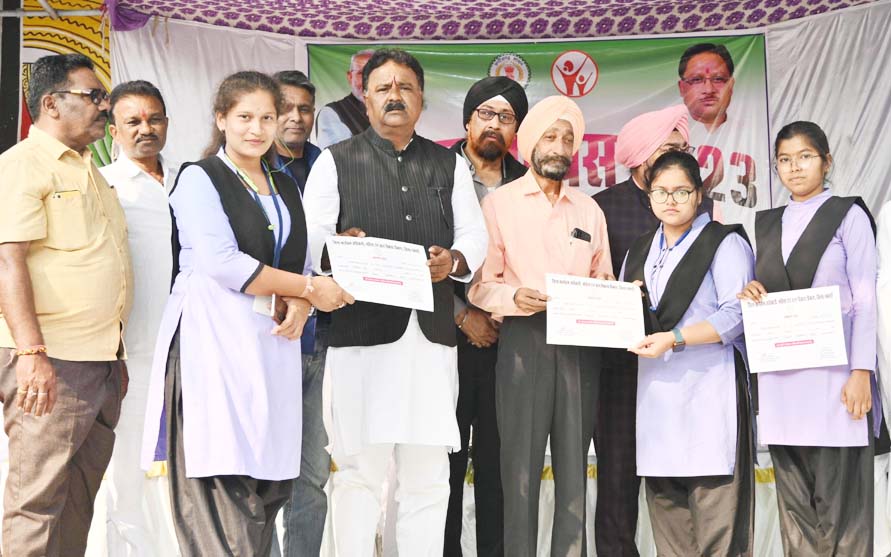 स्कूली बच्चों ने गुरु गोविन्द सिंह और साहिबजादों के वीरता का किया बखान, सुनाई कविता, कहानी