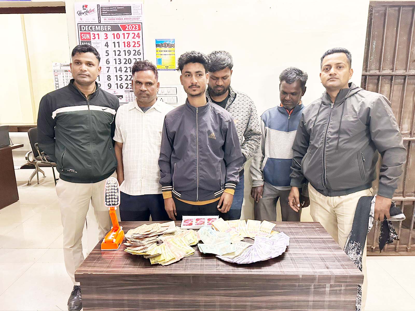 सिंगदई के खार में जुआ खेलते 4 पकड़ाए सिंगदई के खार में जुआ खेलते 4 पकड़ाए