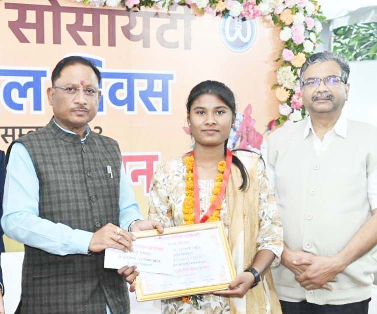 कुरुद की जाह्नवी को सीएम ने दिया वीरता पुरस्कार