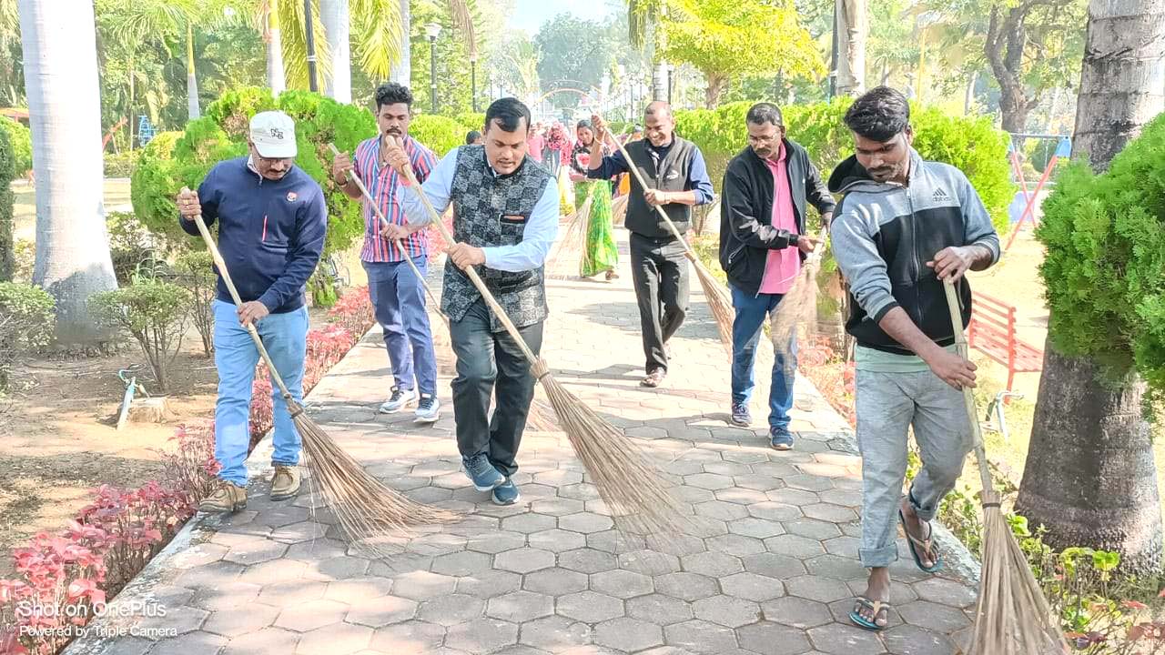 सुशासन दिवस पर श्रमदान कर चलाया विशेष स्वच्छता अभियान 