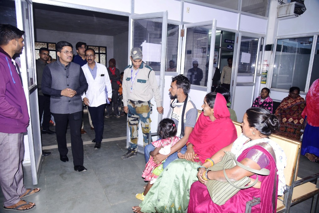 सिम्स में मरीजों के लिए टोकन, कतार नहीं कुर्सियां लगेंगी, डॉक्टरों की ड्यूटी चार्ट मोबाइल नंबर संग दिखेगी