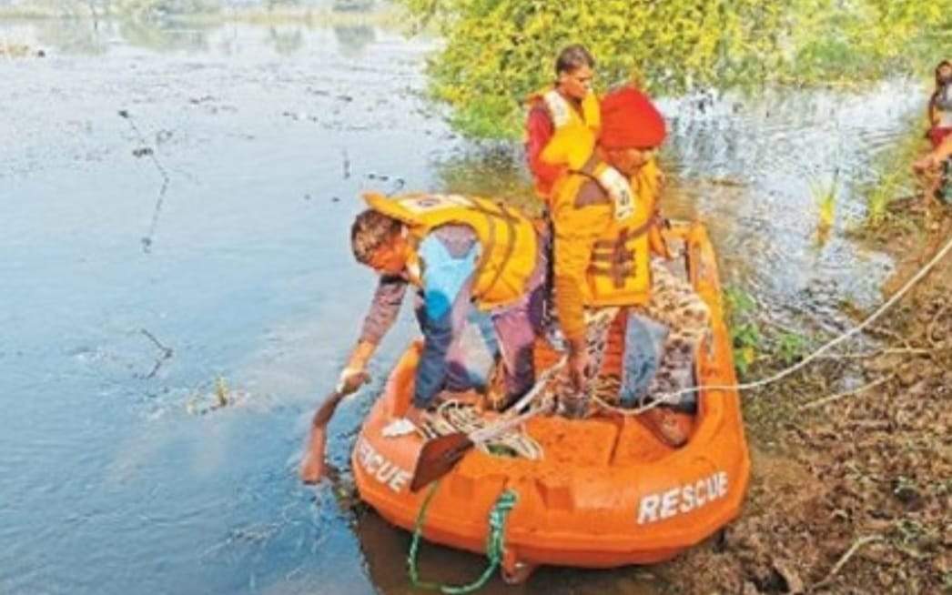 मृत चिडिय़ा को निकालने तालाब में उतरे व्यक्ति की मौत, दूसरे को बचाया