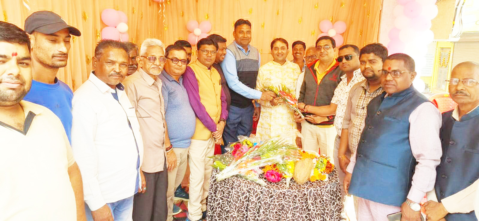 नीलू को जन्मदिन की बधाई देने तांता नीलू को जन्मदिन की बधाई देने तांता