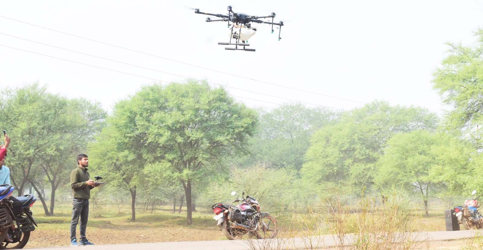 कलेक्टर ने नैनो यूरिया छिडक़ाव प्रदर्शन का किया अवलोकन कलेक्टर ने नैनो यूरिया छिडक़ाव प्रदर्शन का किया अवलोकन