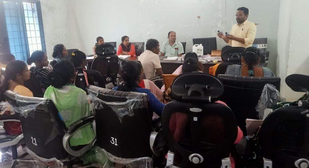 मितानिनों को सिकल सेल जांच प्रशिक्षण मितानिनों को सिकल सेल जांच प्रशिक्षण