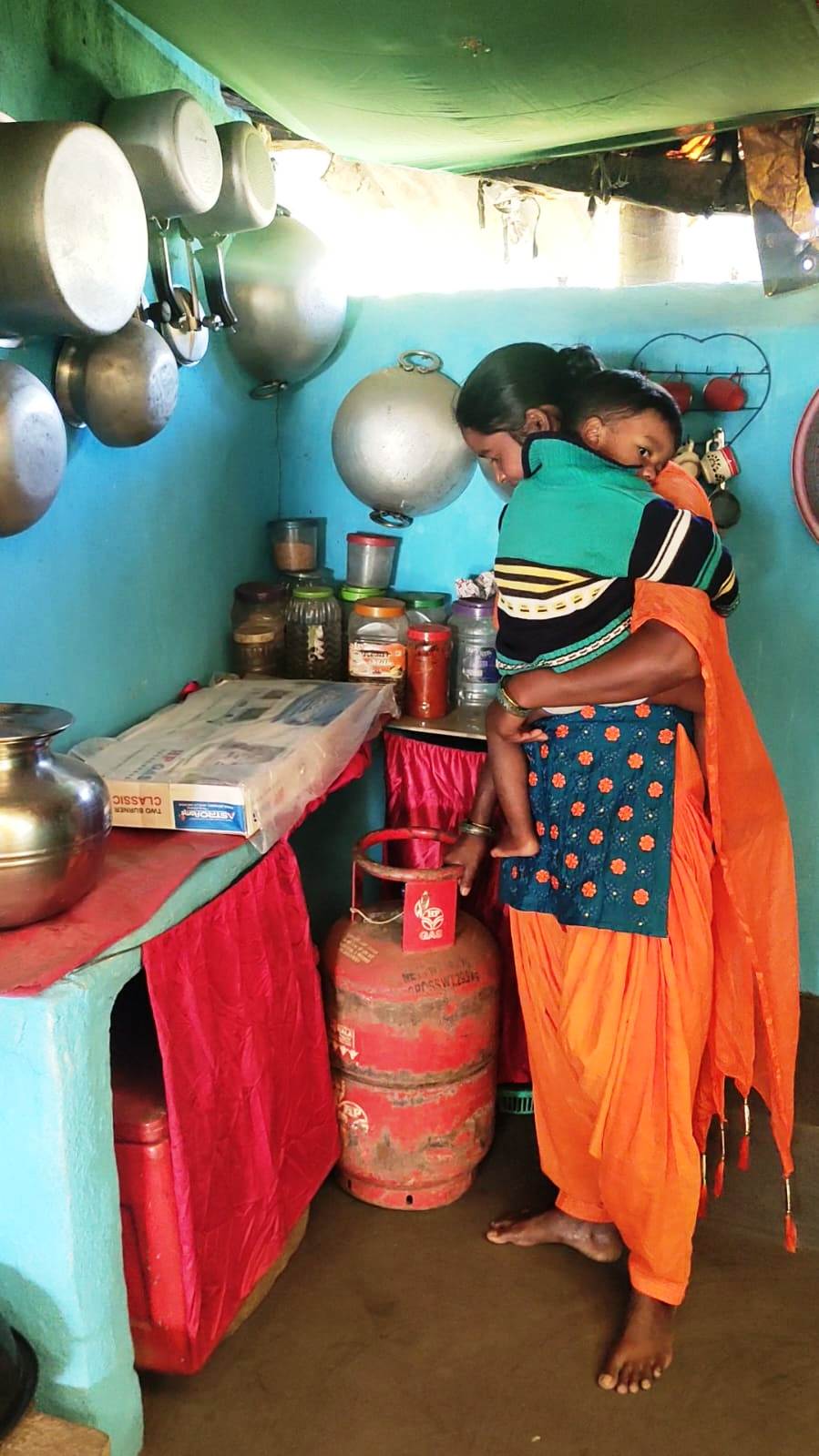 राजकुमारी को गैस चूल्हा मिलने से धुएं से मिली राहत राजकुमारी को गैस चूल्हा मिलने से धुएं से मिली राहत