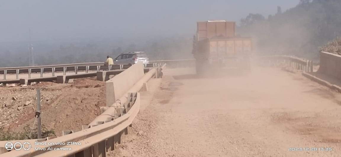 पुलिया पर डामरीकरण नहीं, धूल के उड़ रहे गुबार 