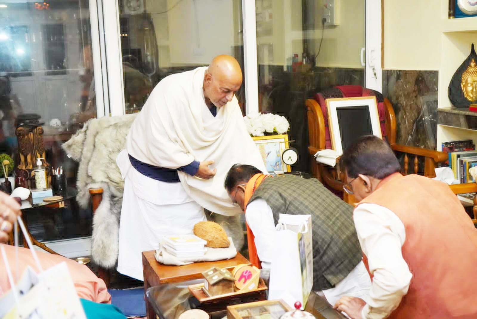 सीएम ने सोगड़ा आश्रम में की पूजा-अर्चना