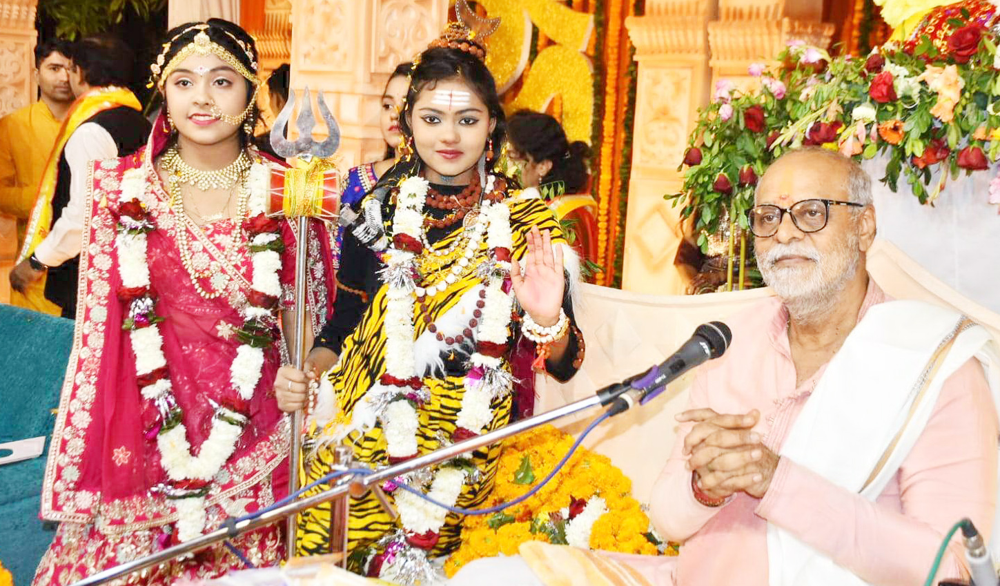 बाजे-गाजे के साथ निकली शिवजी की बारात बाजे-गाजे के साथ निकली शिवजी की बारात
