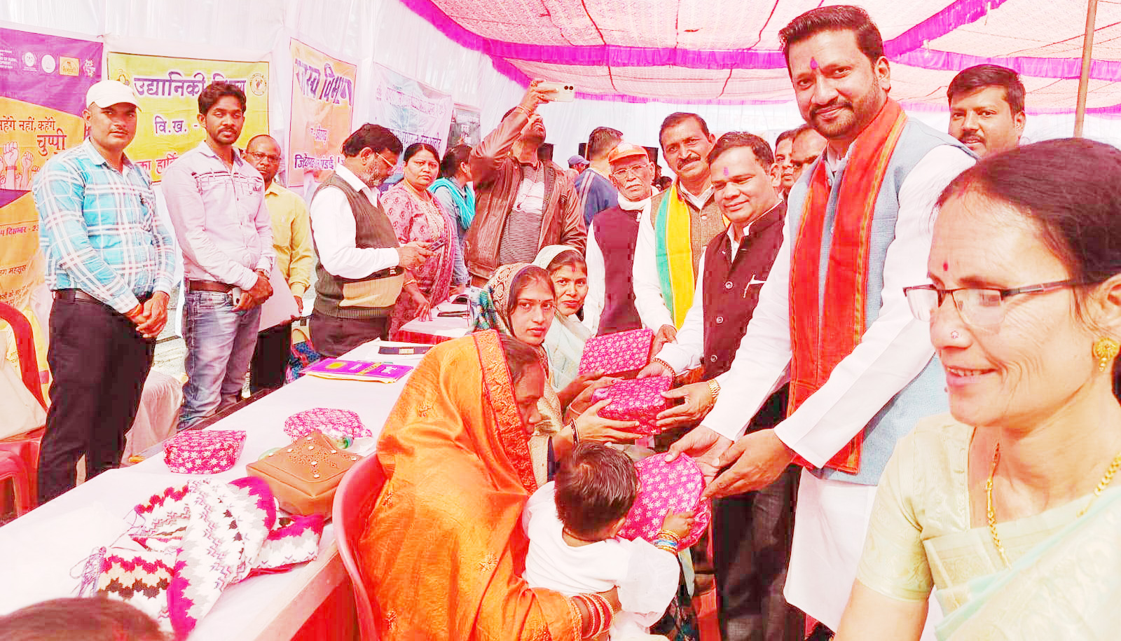 मोदी का संदेश वीडियो  से पहुँचाया जा रहा