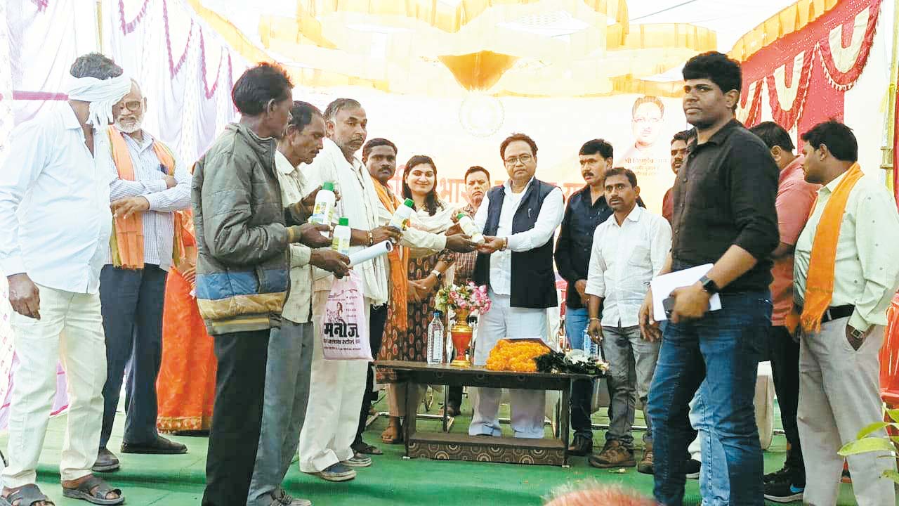 हितग्राहियों को पौधे व किसानों को नैनो यूरिया किट