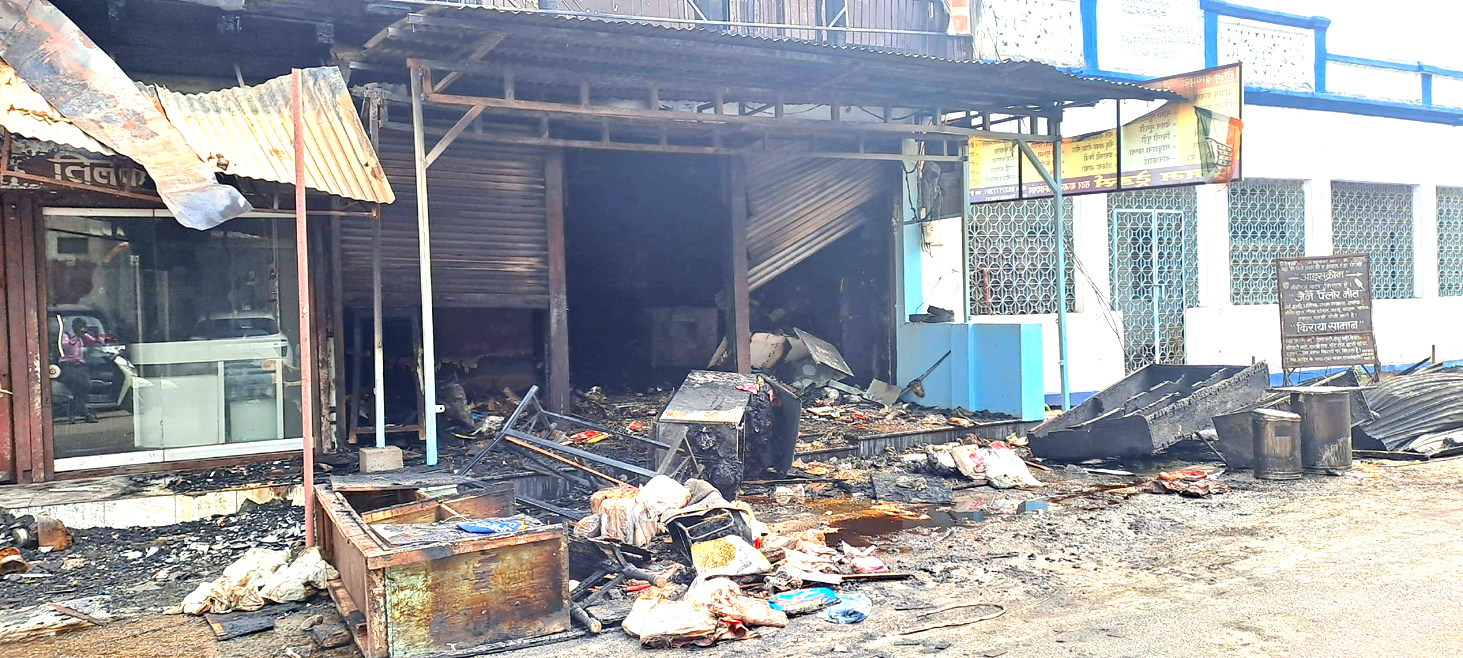 दुकान में आगजनी, 10 लाख का नुकसान दुकान में आगजनी, 10 लाख का नुकसान