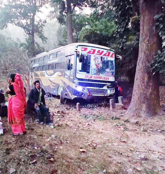 ब्रेक फेल,  बस नाली में जा घुसी, 3 यात्री घायल