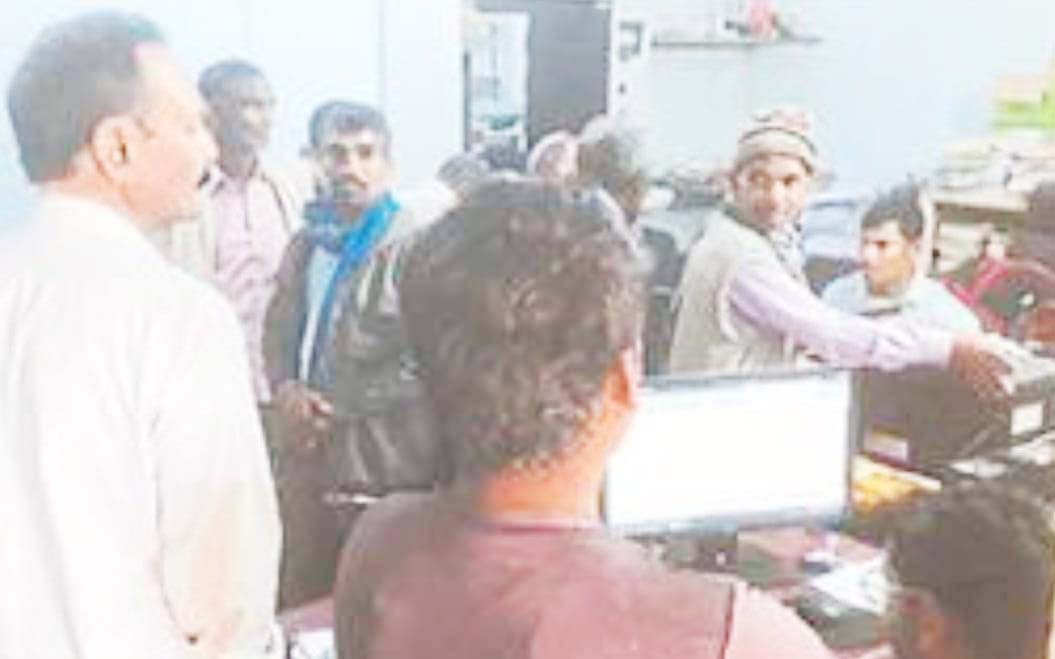 किसान खाद व बीज के लिए समितियों के लगा रहे चक्कर