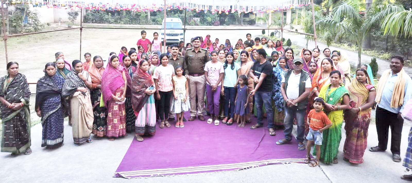 कोतरलिया में पुलिस ने लगाई चौपाल साइबर अपराधों की दी जानकारी कोतरलिया में पुलिस ने लगाई चौपाल साइबर अपराधों की दी जानकारी
