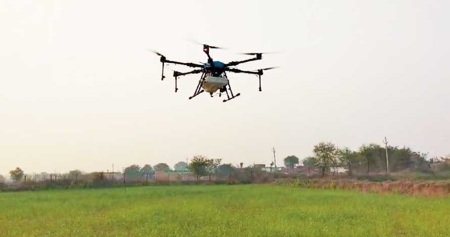ड्रोन से खाद-दवा का छिडक़ाव