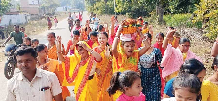 अक्षत कलश के साथ निकाली शोभायात्रा