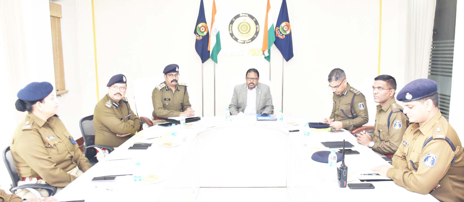 अपराधों की रोकथाम पर समीक्षा बैठक 