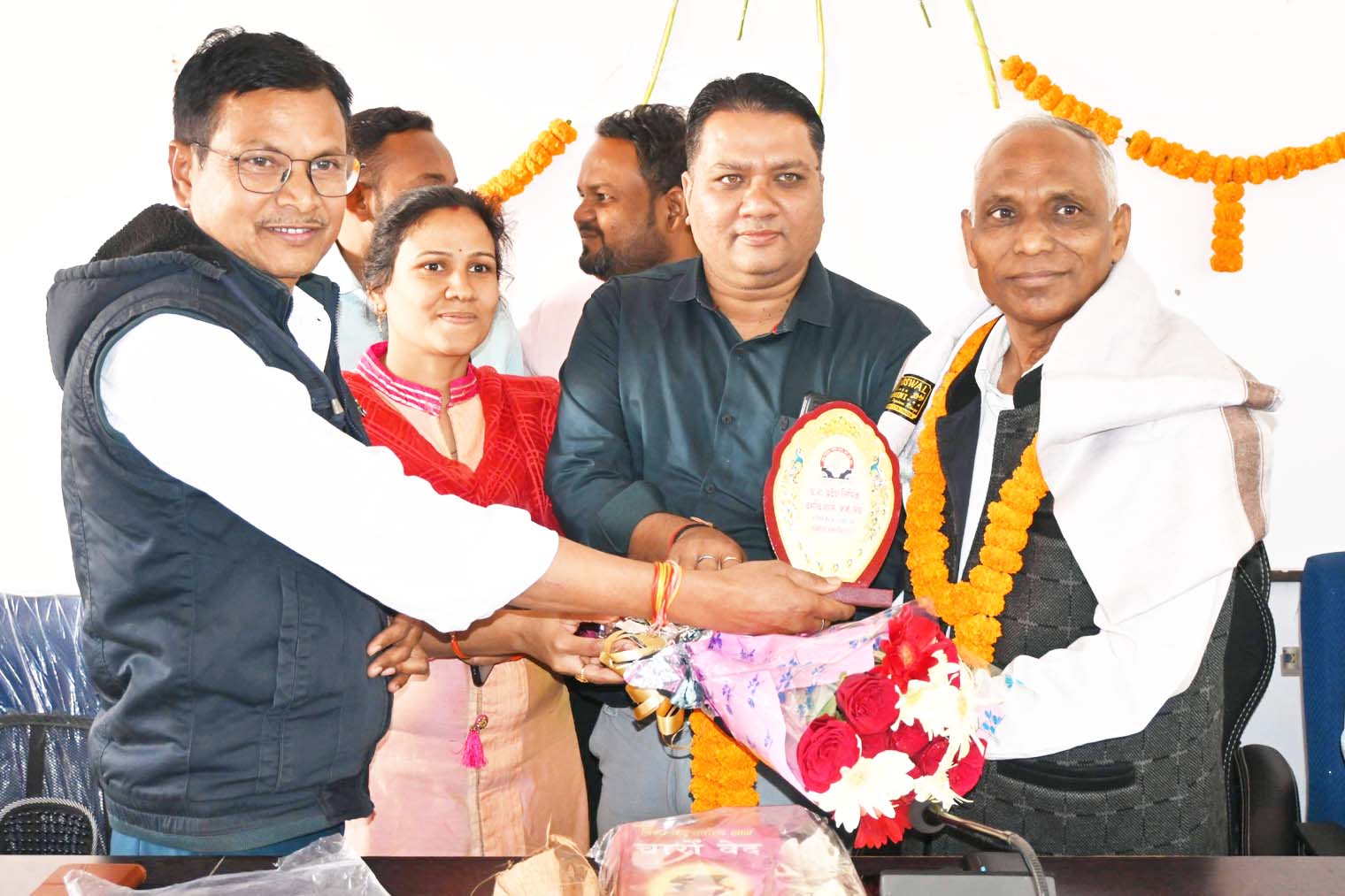 जिला कोषालय अधिकारी  को दी गई विदाई