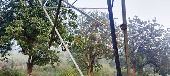 टावर में लगे एंगल की चोरी, ग्रामीणों को देखकर भागे चोर