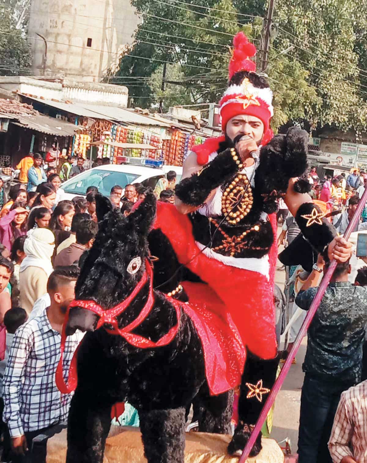 विदा वर्ष को बहुरूपिया कलाकारों ने बनाया यादगार