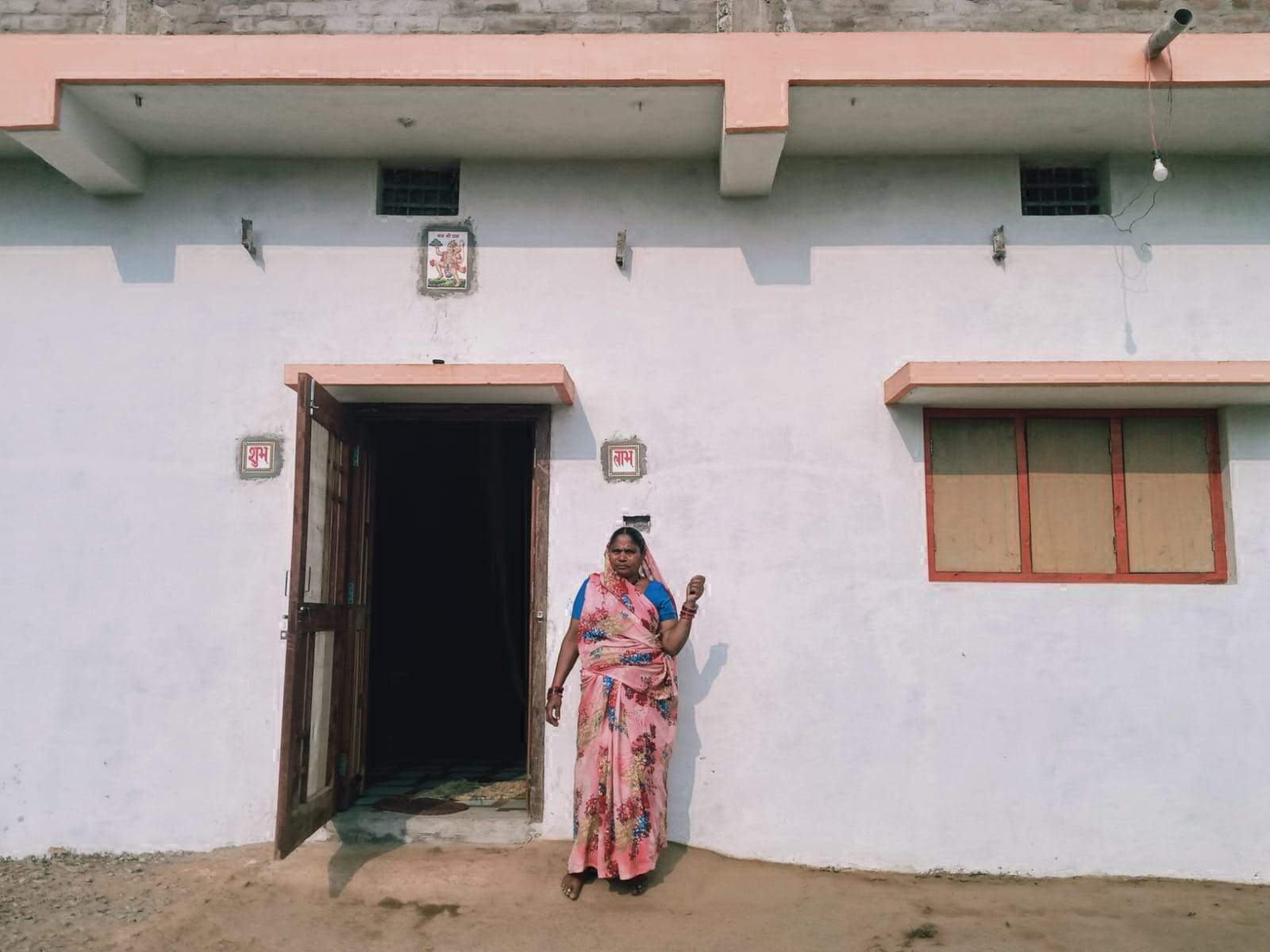 पक्के मकान में परिवार संग सुखी जीवन