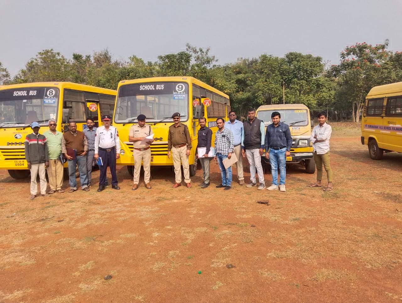 3 स्कूलों के 18 बसों की फिटनेस जांच 3 स्कूलों के 18 बसों की फिटनेस जांच