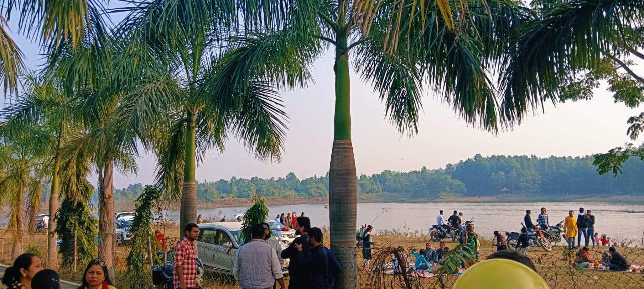 नववर्ष पर मंदिरों में तांता,  पिकनिक स्थल गुलजार