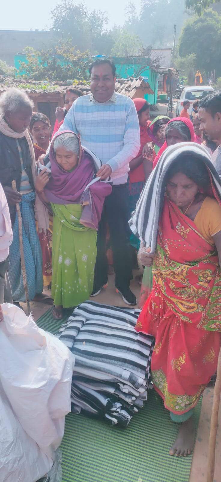 101 को बांटे गर्म कपड़े