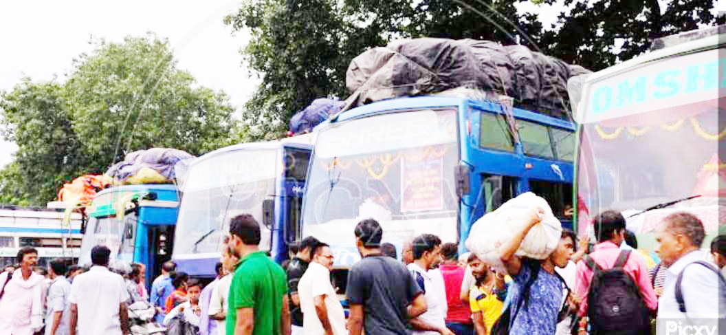 मोटर वीकल एक्ट में संशोधन के खिलाफ बसों के पहिए थमे, पेट्रोल-डीजल की मारामारी 