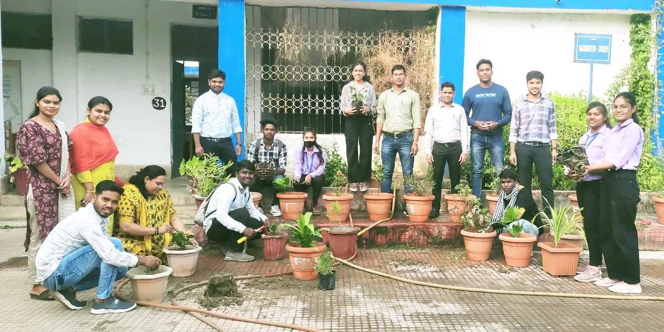 पौधा रोपण कर नए साल का स्वागत पौधा रोपण कर नए साल का स्वागत