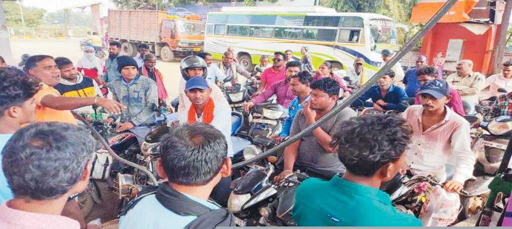 ड्राइवरों की हड़ताल से चरमराई व्यवस्था, पेट्रोल पंपों में लंबी कतारें, सब्जियों के दाम बढ़े