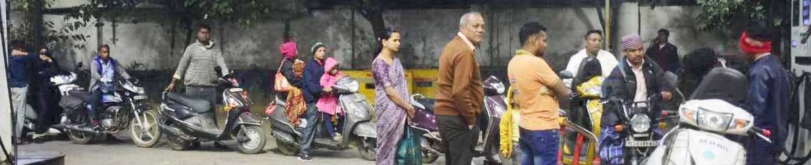 हड़ताल से थमे पहिए, पेट्रोल पंपों में कतार