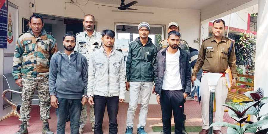 पुलिस बनकर ठगी, एमपी के 4 बंदी, अन्य की तलाश पुलिस बनकर ठगी, एमपी के 4 बंदी, अन्य की तलाश