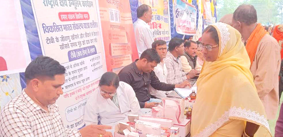 ग्रामवासियों को चलचित्र के माध्यम  से यात्रा के उद्देश्य की दी जानकारी 