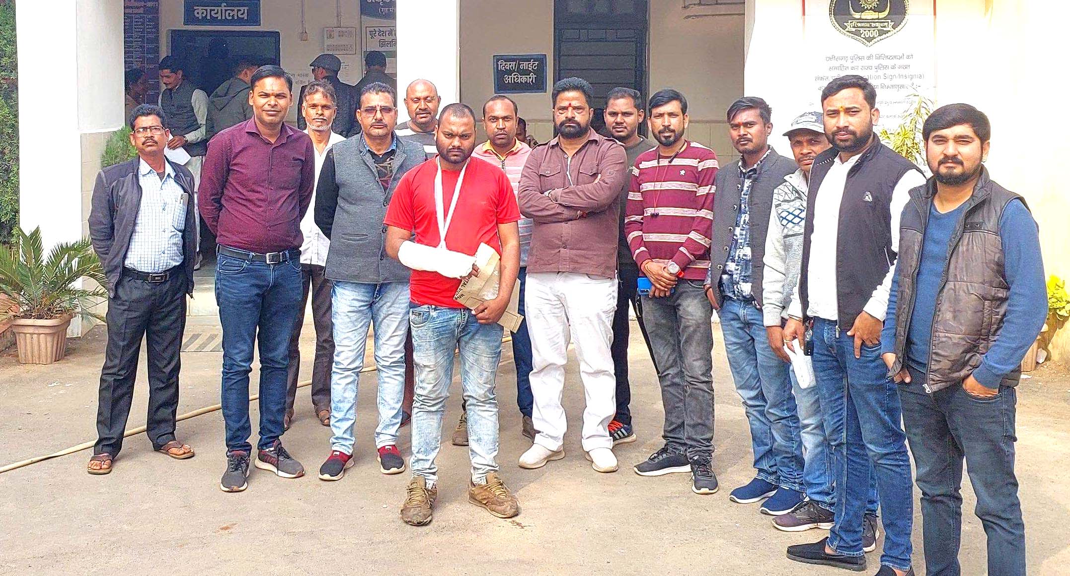 महिला पुलिस पर मारपीट का आरोप, टीआई को ज्ञापन