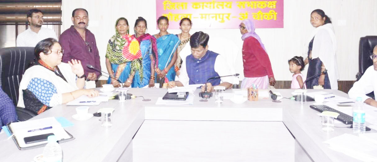 कलेक्टर ने सुनी आमजनों की समस्याएं कलेक्टर ने सुनी आमजनों की समस्याएं