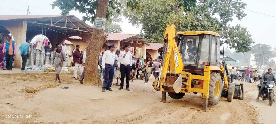 साप्ताहिक बाजार से हटाए अतिक्रमण