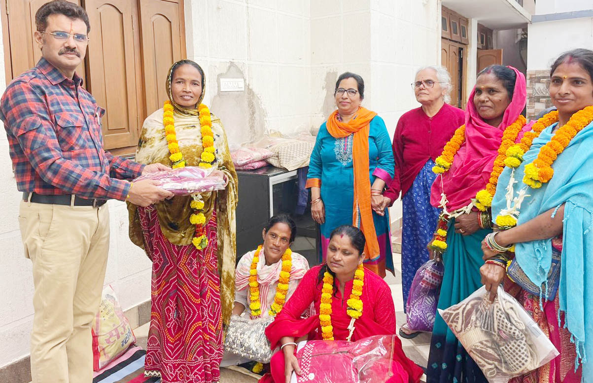 स्वच्छता दीदी- मित्रों का सम्मान