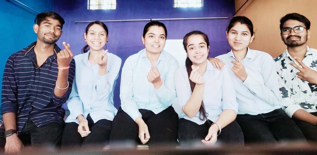 कंप्यूटर साइंस के प्रावीण्य सूची में 6 विद्यार्थी कंप्यूटर साइंस के प्रावीण्य सूची में 6 विद्यार्थी