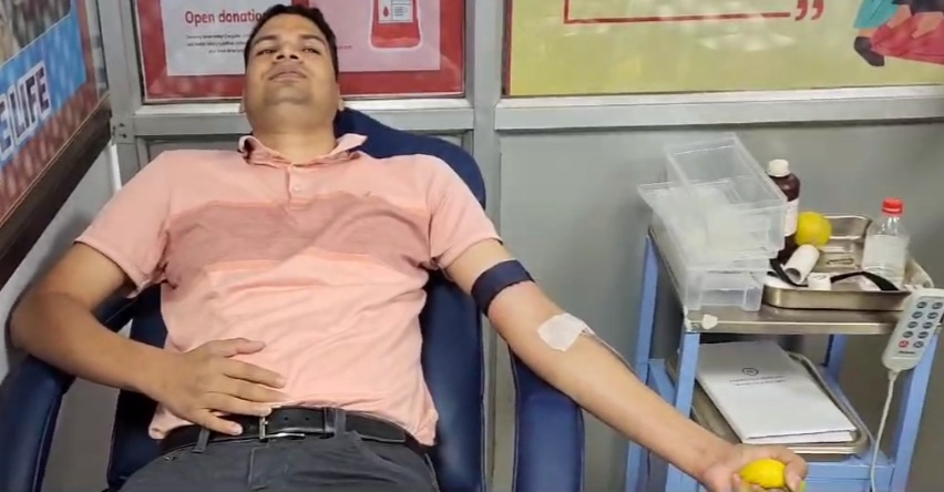 घायल जवान के लिए डीएसपी ने किया रक्तदान घायल जवान के लिए डीएसपी ने किया रक्तदान
