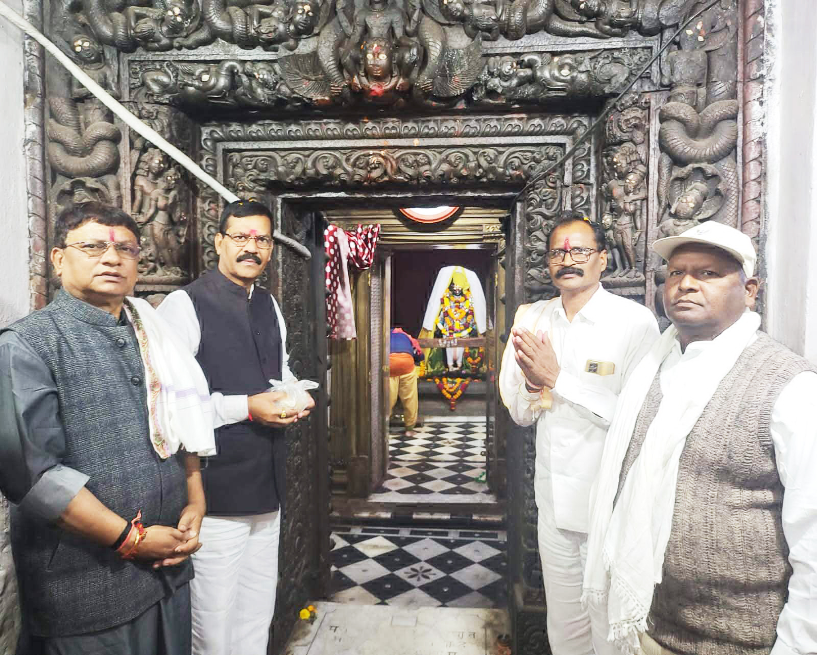 विधायक मोतीलाल ने किए राजीव लोचन के दर्शन विधायक मोतीलाल ने किए राजीव लोचन के दर्शन