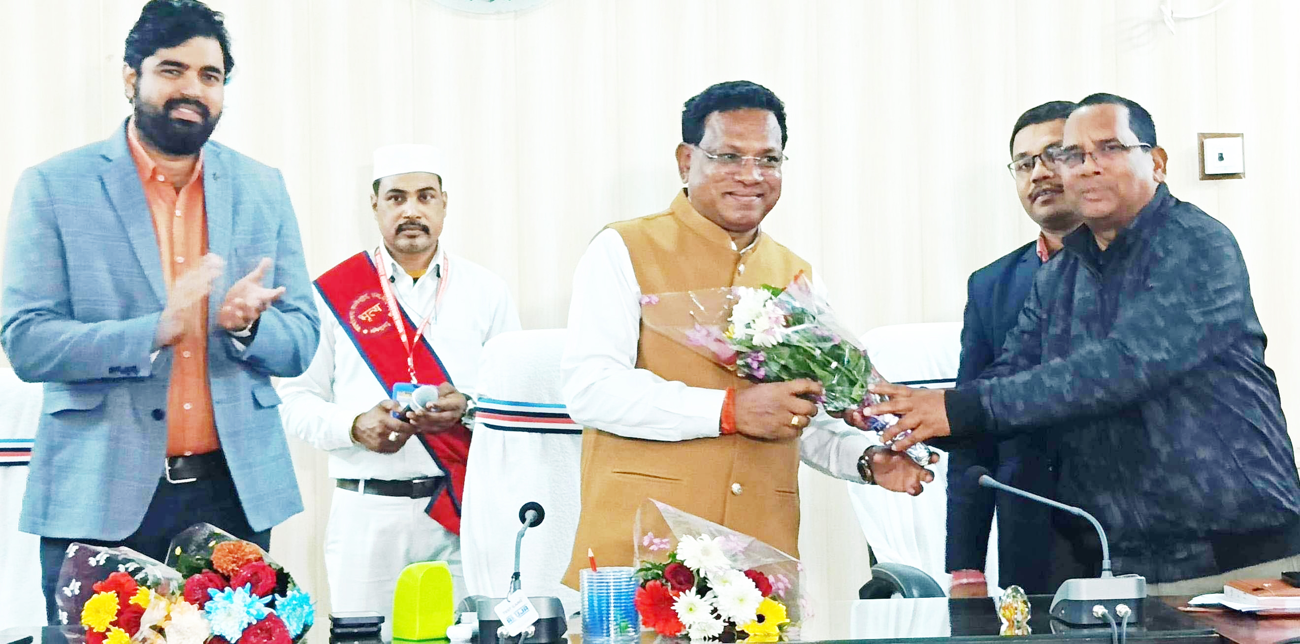 कलेक्टर नरेन्द्र कुमार दुग्गा को दी विदाई