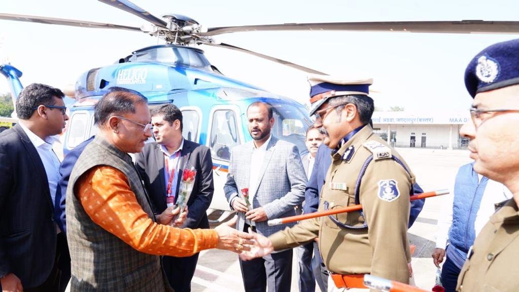 सीएम का एयरपोर्ट पर स्वागत 