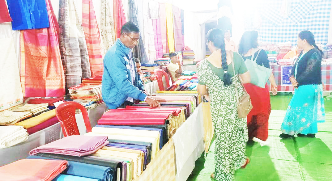 कोसा एवं कॉटन हाथरकघा वस्त्र प्रदर्शनी शुरू कोसा एवं कॉटन हाथरकघा वस्त्र प्रदर्शनी शुरू