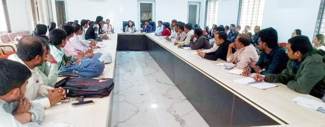 एसडीएम ने पटवारियों की बैठक ली, समय सीमा में काम पूरा करने निर्देश