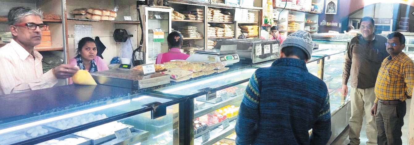 होटल-मिठाई दुकानों की जांच, सैंपल रायपुर भेजा