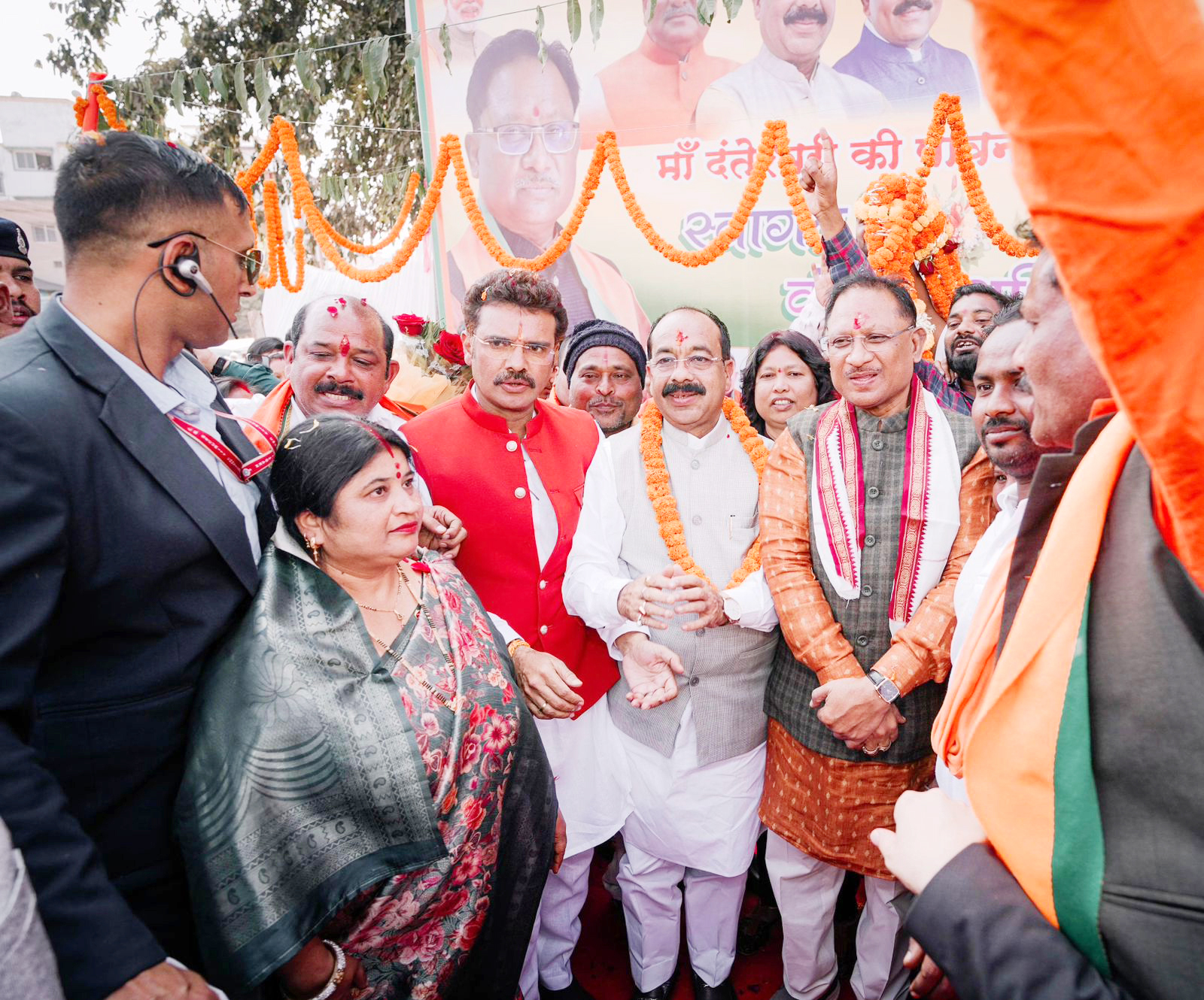 सीएम का भाजपा पार्षद दल ने माडिया मुकुट पहनाकर किया सम्मानित